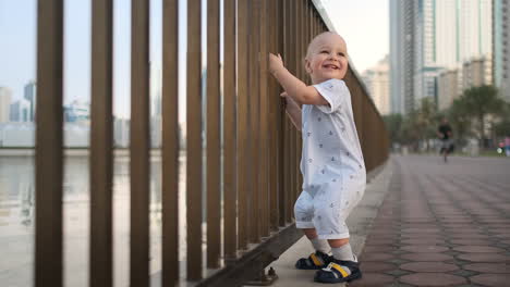 Niño-Riendo-A-La-Edad-De-1-Año-Bailando.