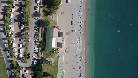 paisaje marino con caravana