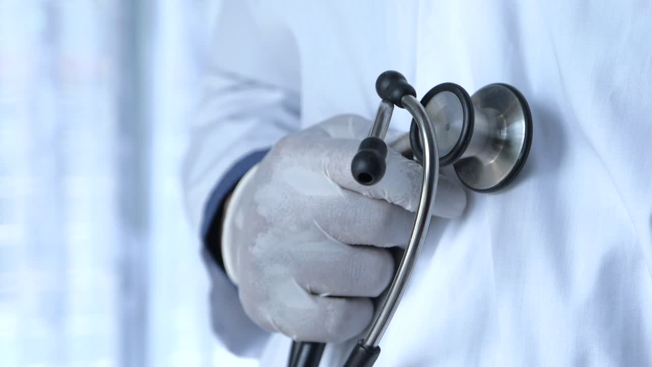 врач осматривает пациента с помощью стетоскопа