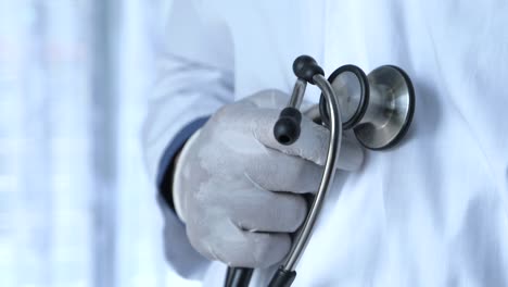 arzt untersucht patienten mit stethoskop