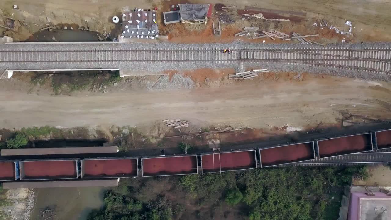 transporte de mercancías por ferrocarril que transporta carga de mineral de hierro en sus vagones de contenedores dentro del puerto de paradip en orissa, india