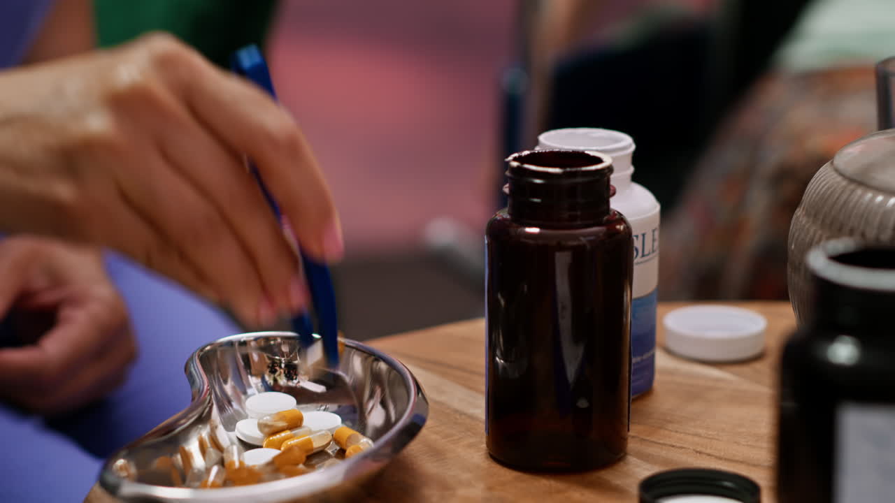 cuidador social separando los medicamentos y suplementos pastillas