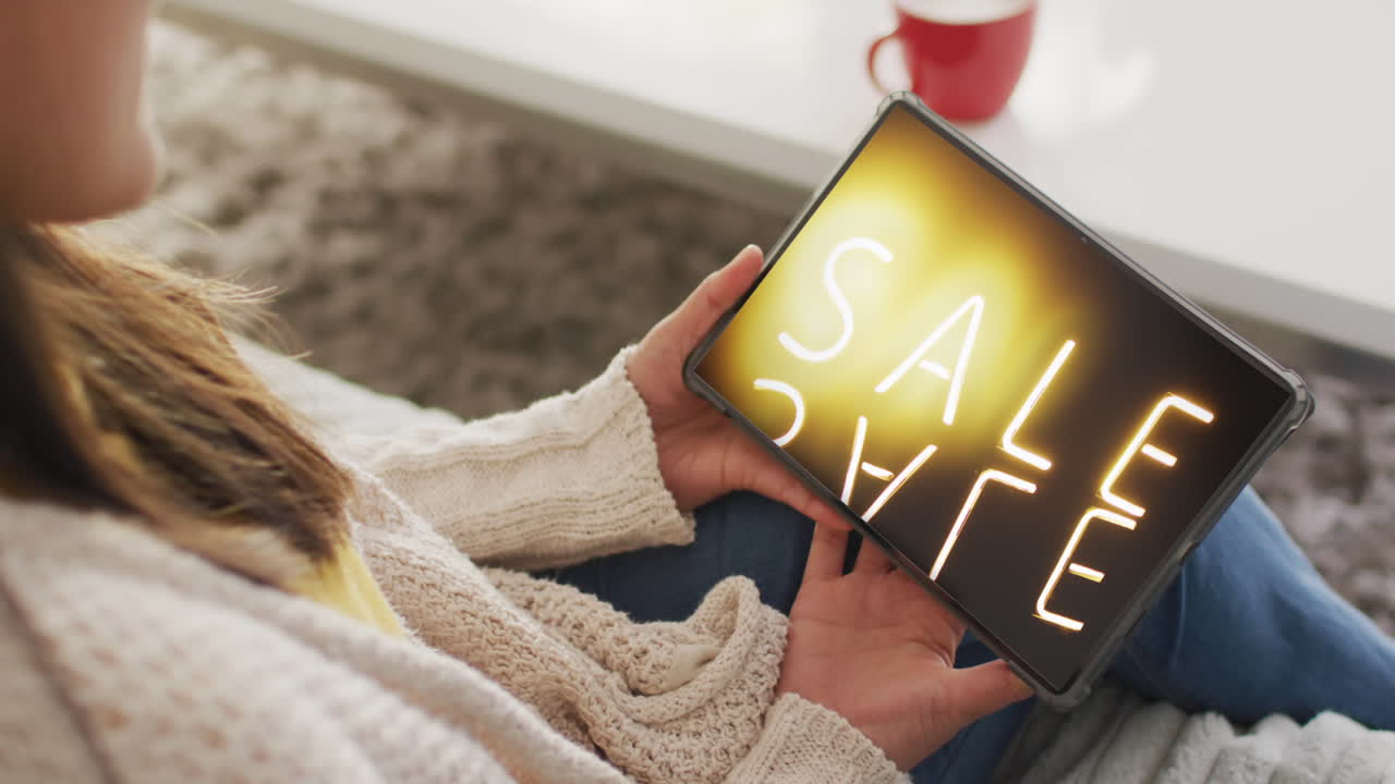 mujer caucásica usando una tableta en casa para comprar en línea, cámara lenta