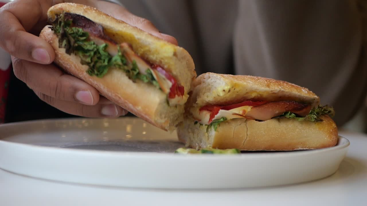 Primo piano di un panino su un piatto