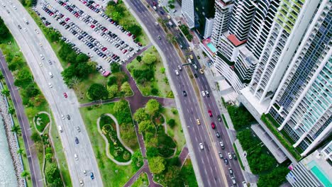 Vista-De-Drones-En-ángulo-Alto-Sobre-La-Cinta-Costera,-Tráfico-Intenso-En-La-Circunvalación,-Ciudad-De-Panamá