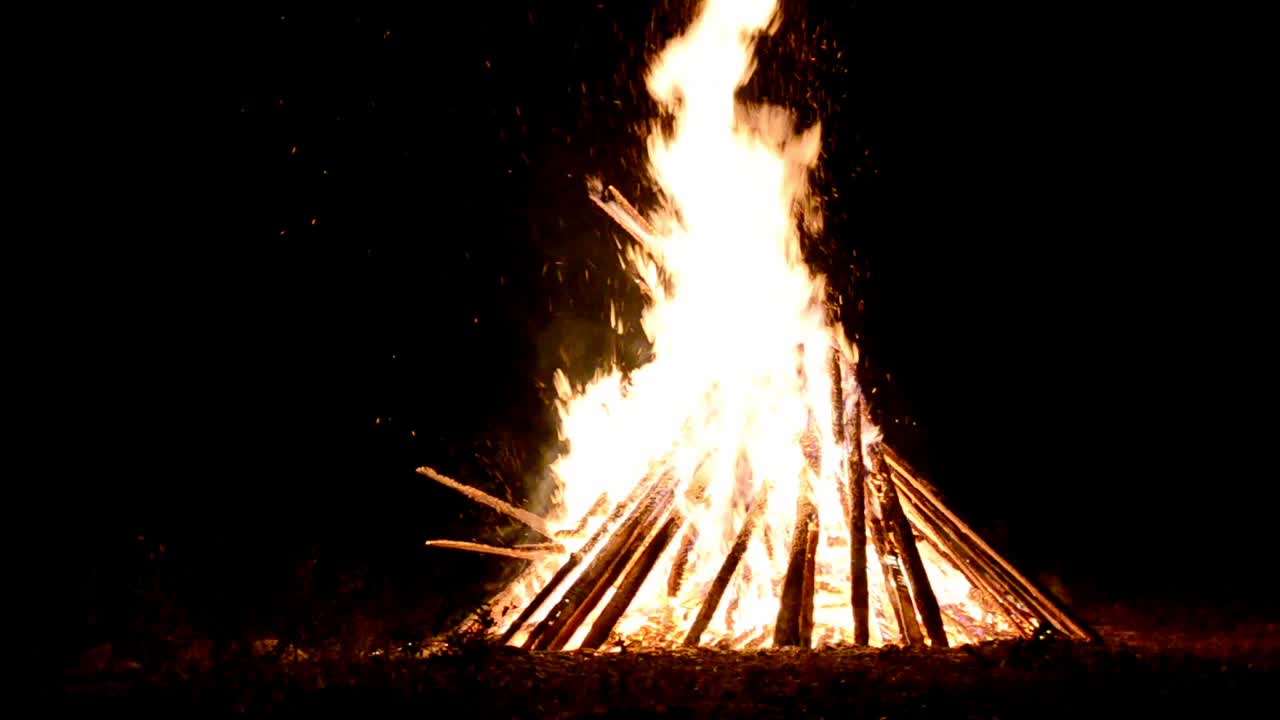 Scintille nel cielo. Fuoco notturno