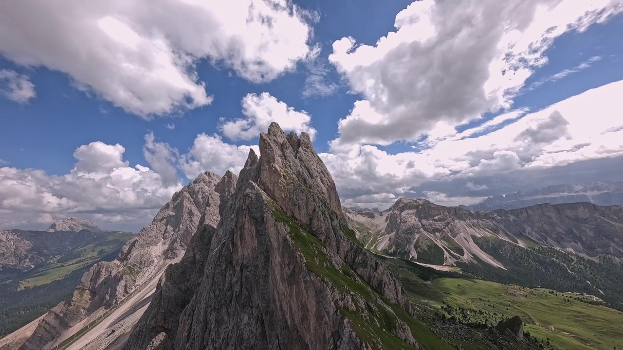 Discesa dinamica con drone FPV dalla cresta della Seceda che rivela i dirupi mozzafiato e il paesaggio alpino delle Dolomiti italiane.