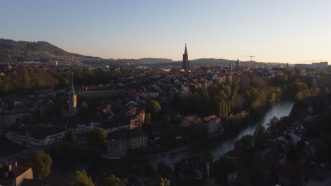 área-De-Inclinación-Hacia-Abajo-De-Ascenso-Lento-Disparada-Sobre-Berna,-Suiza-Al-Atardecer