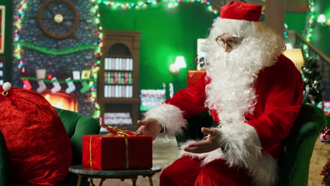 papá noel abriendo un regalo de navidad