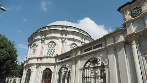 un mausoleo de mármol blanco en estambul