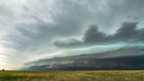 la nube de plataforma se mueve a través de las llanuras de colorado a medida que el clima severo entra en la región.