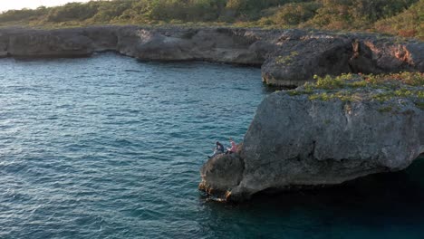 Fischer-Sitzen-Auf-Einer-Klippe-In-Der-Nähe-Von-Pedernales.-Luftkreisen