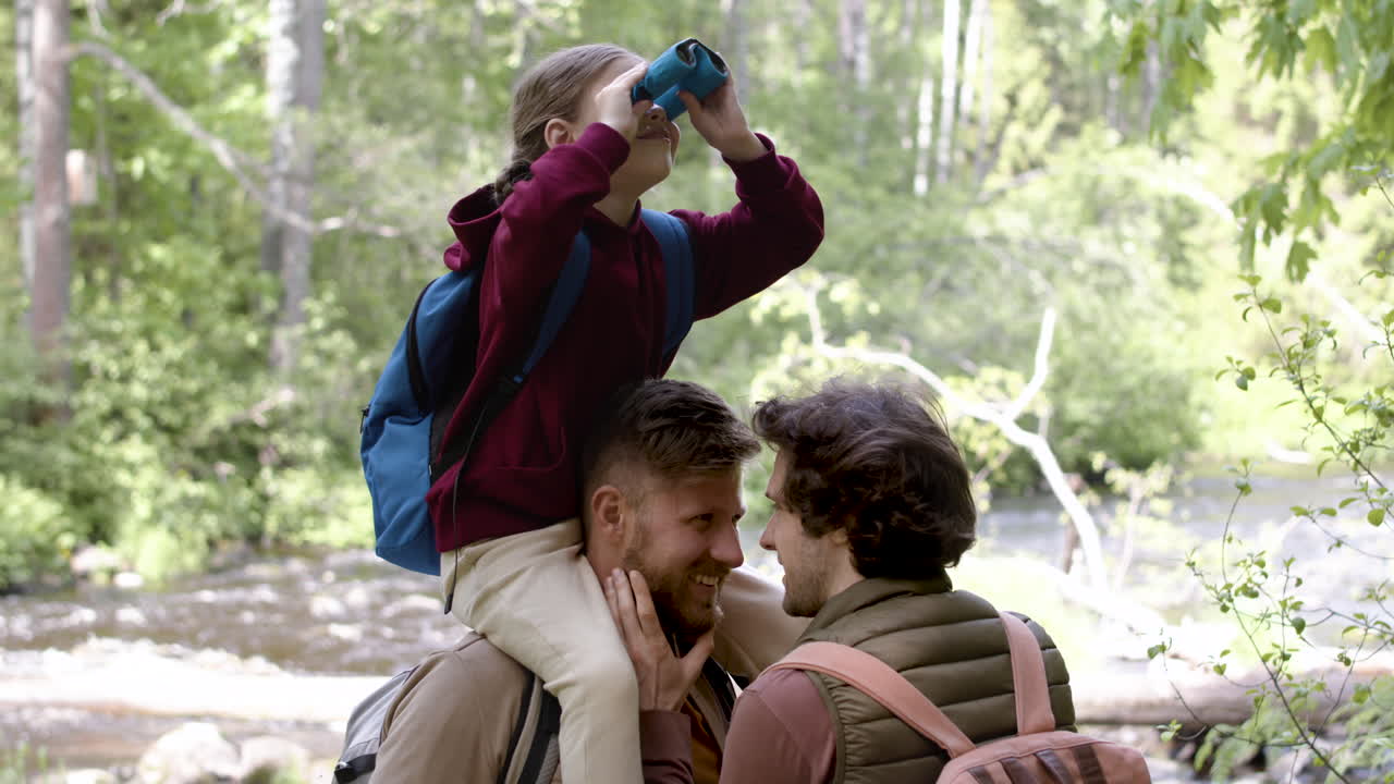 encantadora familia en medio del bosque