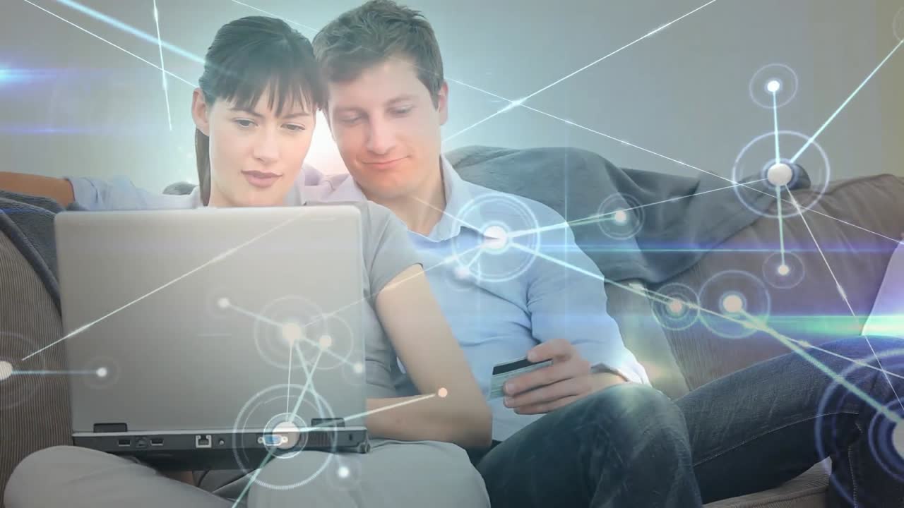 노트북을 사용하여 신용카드로 온라인 결제를 하는 커플을 통한 연결 네트워크의 애니메이션