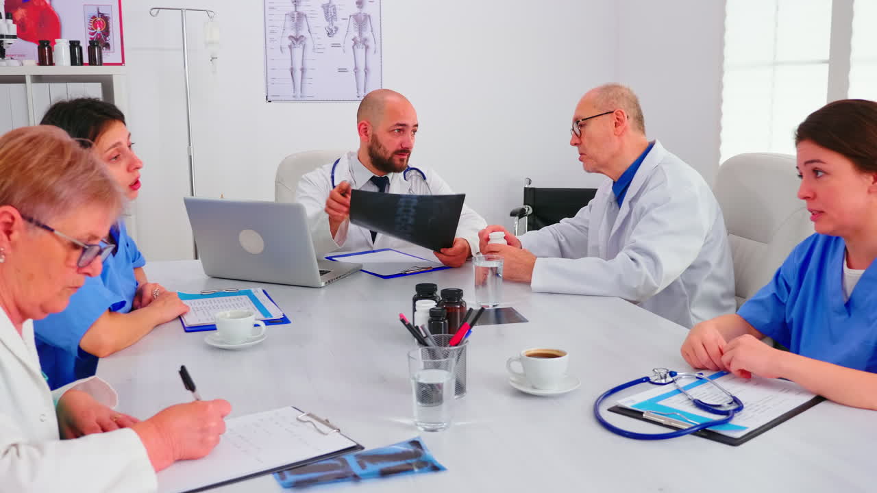 전문가 의사가 회의실에서 의료진과 대화하고 있습니다.