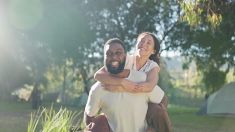 amor, piggyback o pareja interracial caminando