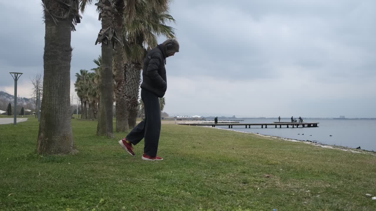 공원에서 장난을 치다