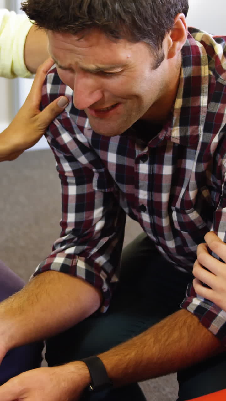 un hombre de negocios llorando en la oficina.