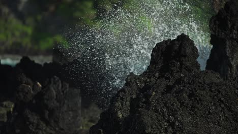 Slow-motion-of-crashing-waves-against-lava-rocks-on-Maui,-Hawaii