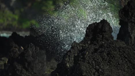movimiento lento de las olas que chocan contra las rocas de lava en maui, hawai