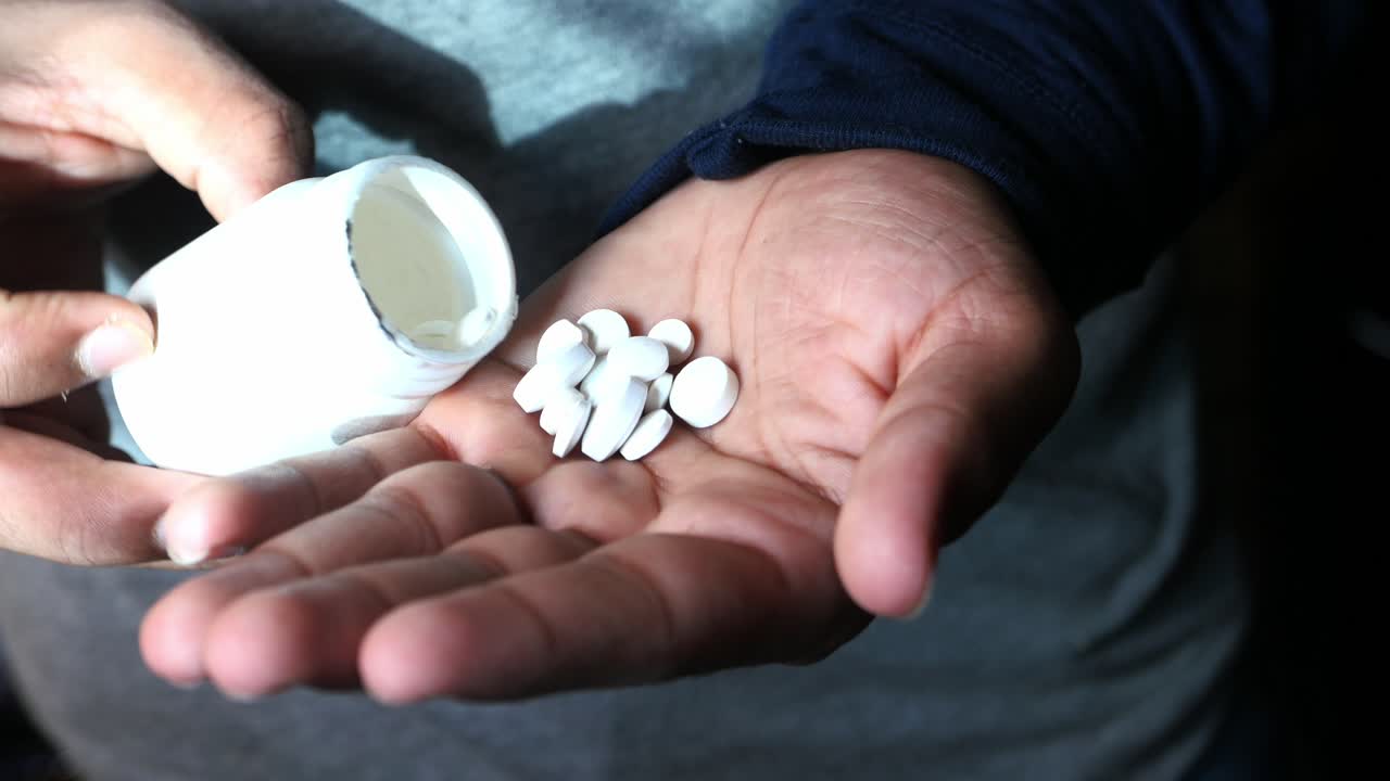 약을 복용하는 사람