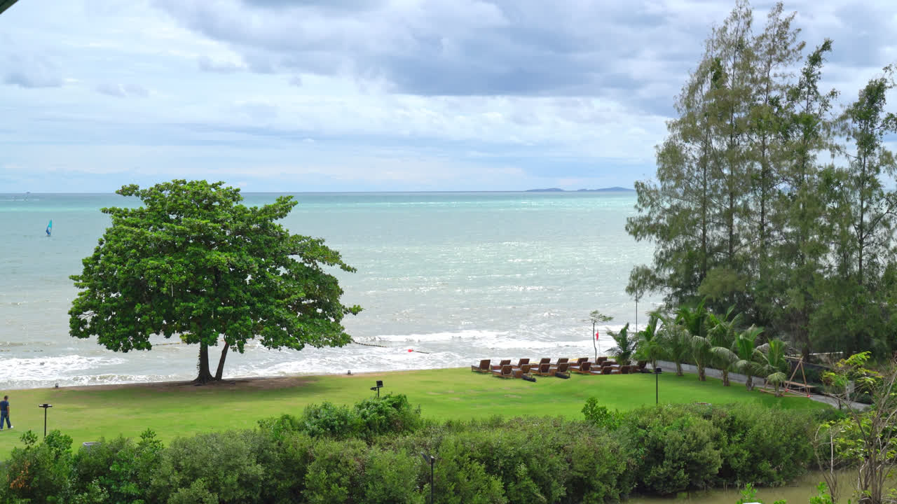 silla de playa con sombrilla en el fondo de la playa