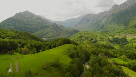 toma aérea de hermosas colinas verdes y montañas en eslovenia