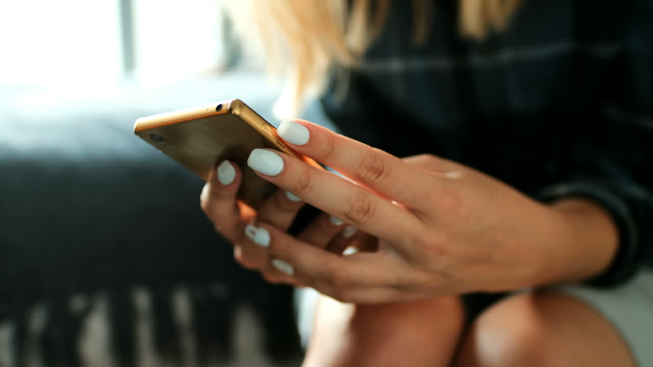 frau mit mobiltelefon 4k