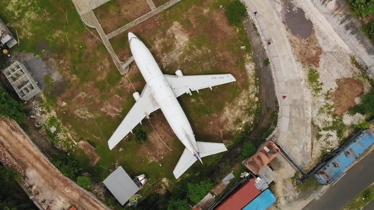 vista de pájaro del avión abandonado de mandala en bali