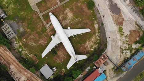 Vista-De-Pájaro-Del-Avión-Abandonado-De-Mandala-En-Bali