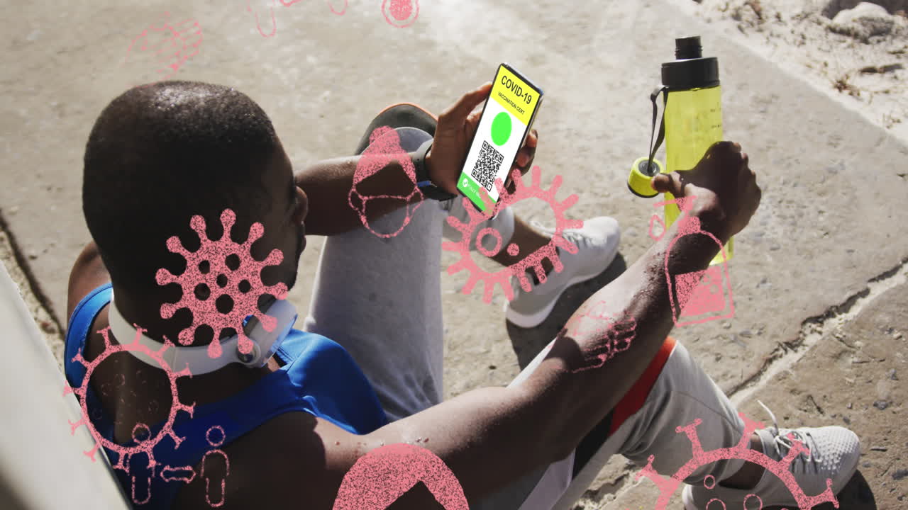 animación de un hombre que sostiene un teléfono inteligente con pasaporte de vacunación contra la covid-19 sobre iconos de coronavirus