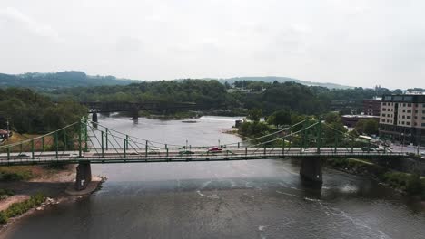 Luftaufnahme-Von-Easton-PA-Und-Dem-Delaware-River,-Der-Sich-Der-Brücke-Nähert