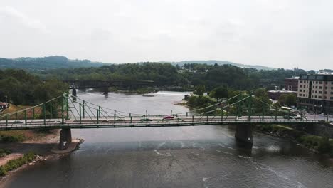 vista aérea del puente de easton pa y delaware river que se acerca