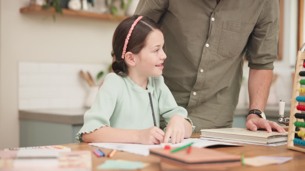 hijo, padre y escribiendo tareas en una mesa