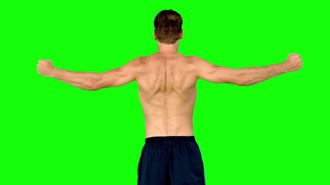 hombre sin camisa mostrando sus músculos