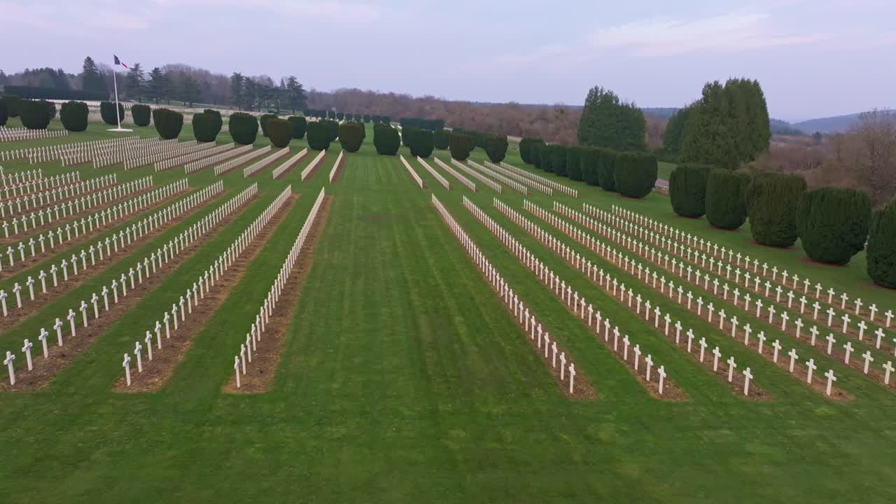Vista aerea di croci bianche intorno all'Ossario di Douaumont in Francia