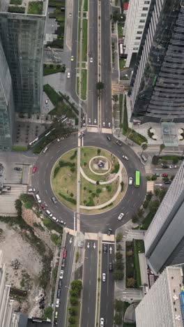 Imágenes-De-Drones-Del-Distrito-De-Santa-Fe-En-La-Ciudad-De-México,-Modo-Vertical