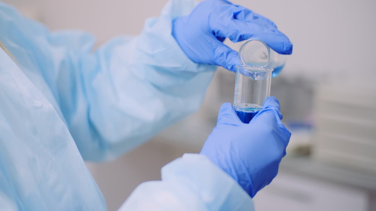 Scienziata che tiene provette e beuta con liquido in mano 8