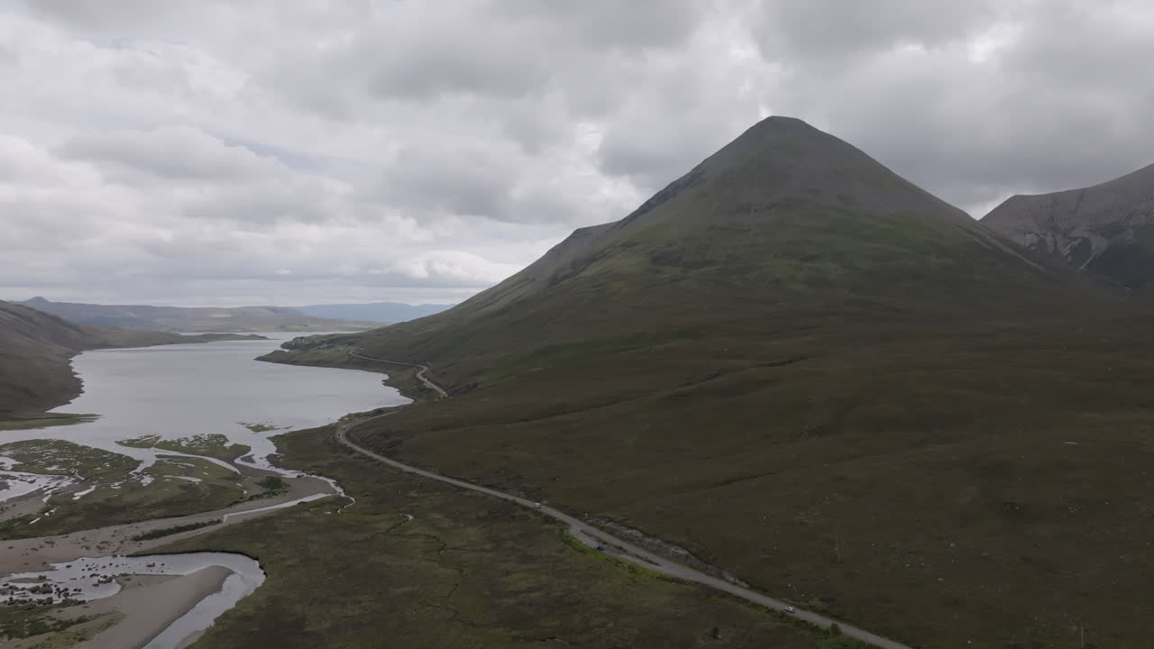 글라메이그 산 (glamaig mountain) 은 슬리가찬 호수 (loch sligachan) 위에서 촬영된 공중 추진체입니다.