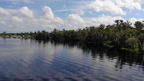 Antena-De-Un-Hermoso-Lago-Con-Algún-Reflejo-De-Las-Nubes