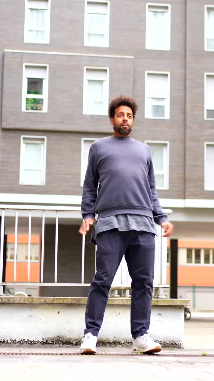 Uomo che balla in un ambiente urbano