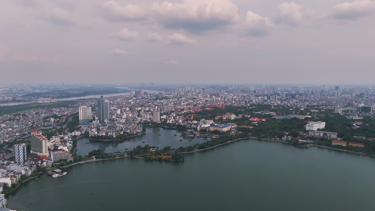 Veduta aerea del Lago dell'Ovest di Hanoi (Tay Ho), che mostra il vasto lago e il paesaggio urbano circostante con grattacieli e un mix di sviluppo urbano. Vietnam UHD