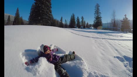 Kind-Macht-Schneeengel-Im-Schnee-Im-Winter-4k