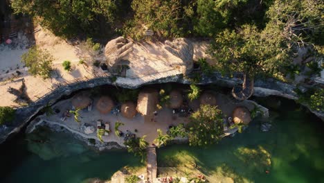 Primer-Plano-Aéreo-De-Las-Manos-En-Cenotes-Casa-Tortuga-Tulum,-México-Durante-La-Puesta-De-Sol