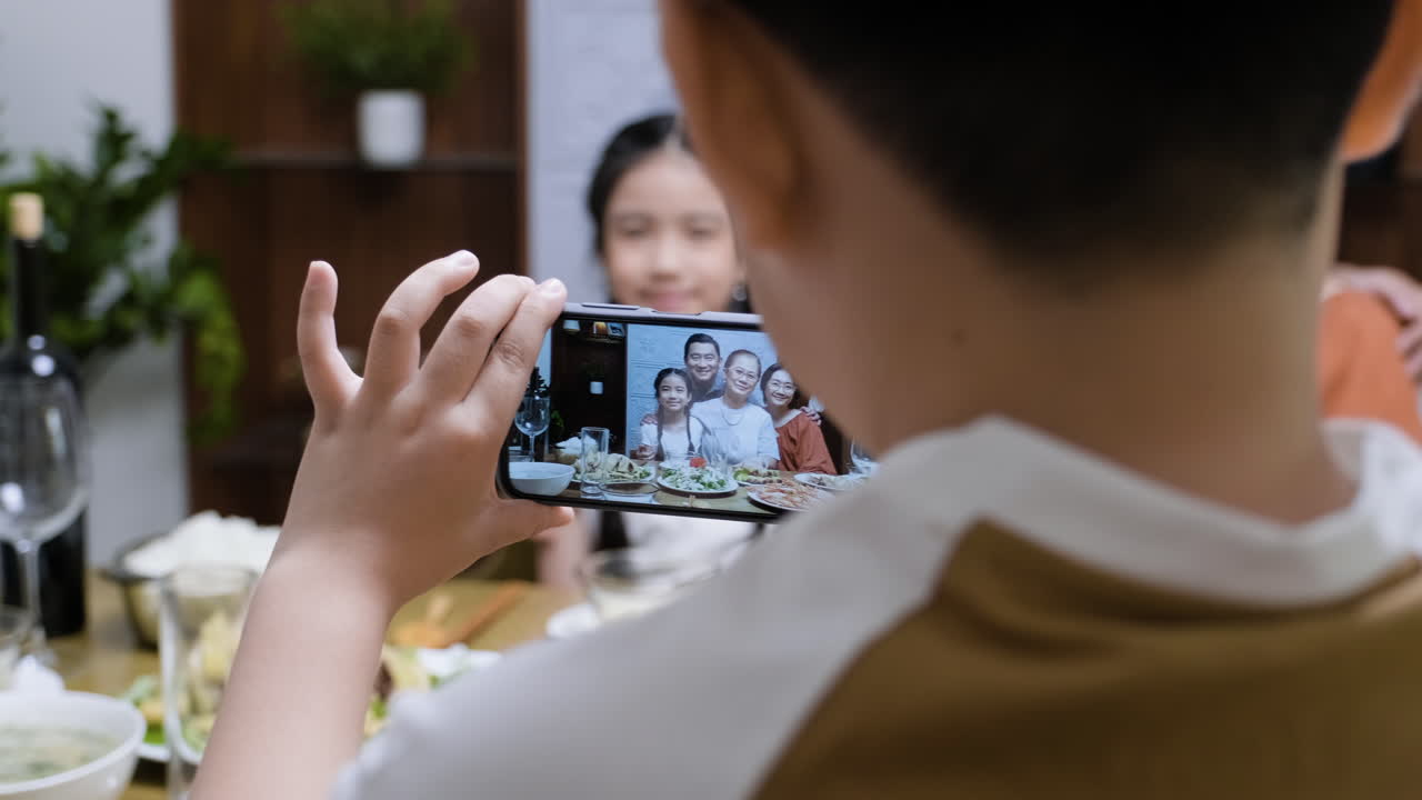 점심을 먹고 있는 아시아 가족.