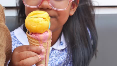 una niña disfrutando de un delicioso cono de helado