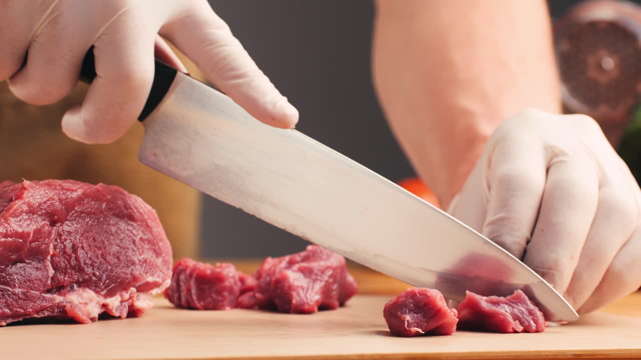 생 고기를 잘라내는 요리사