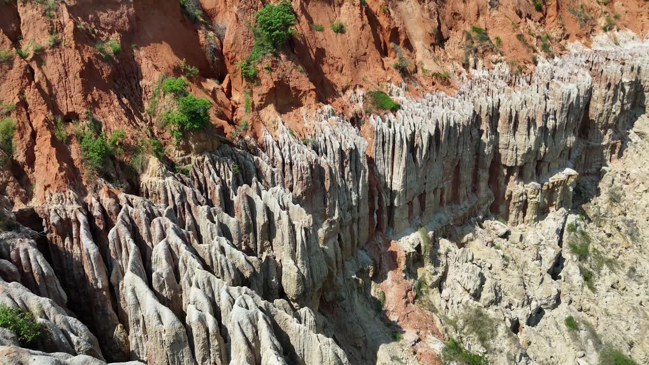 Afrika Angola’daki Ay Gözlem Noktası Miradouro da Lua’daki canlı kırmızı ve turuncu kil sütunlarının yakın drone görüntüsü, havadan çekim