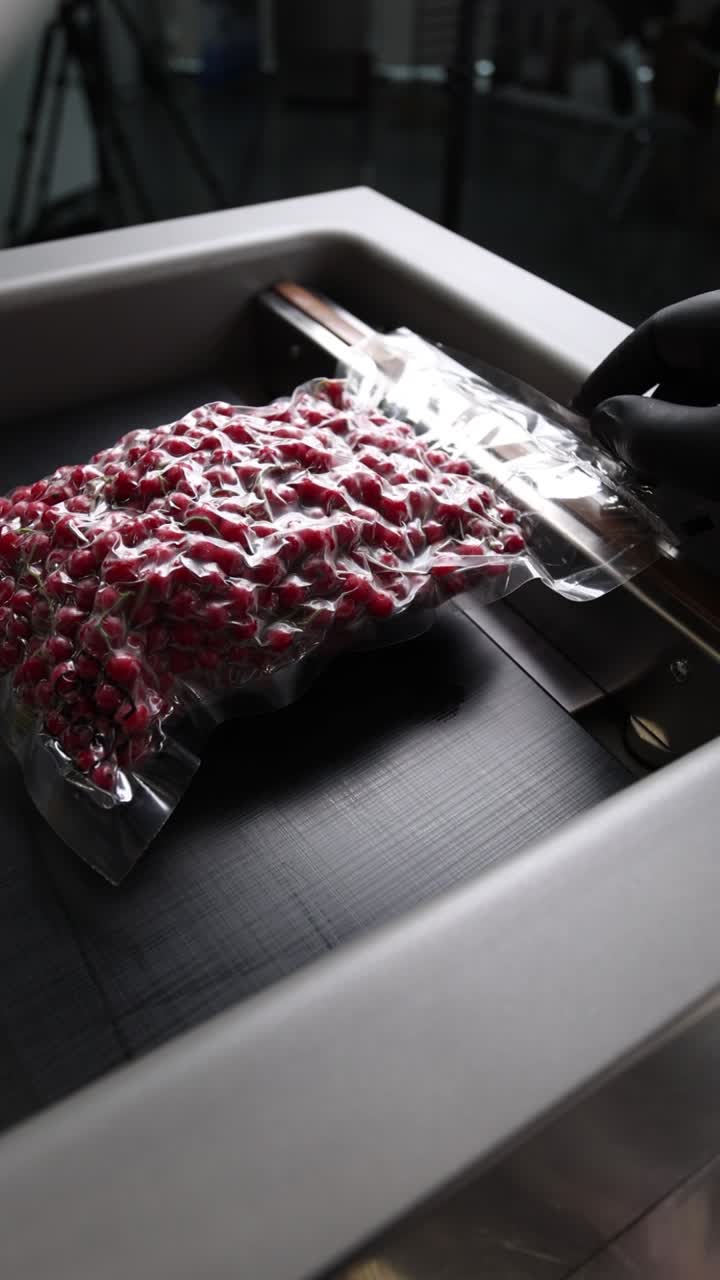processo di sigillatura al vuoto delle bacche congelate