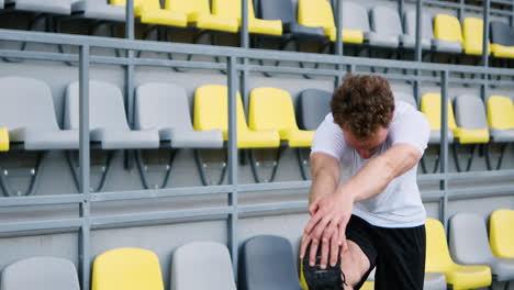 Fitness-Junger-Männlicher-Athlet,-Der-Dehnübungen-Im-Stadion-Macht-1